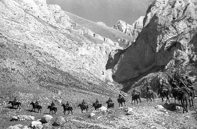 Фото: Макс Альперт/ТАСС. Конная разведка в горах. 1942 год
